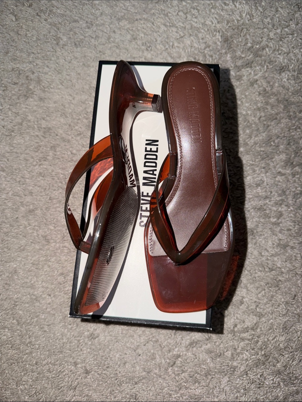 Steve Madden Brown Patent Leather Kitten Heel Thong Sandals - Picture 4 of 4